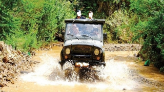 Nước lũ cuốn trôi nhóm du khách trên ô tô ở Khu du lịch Làng Cù Lần