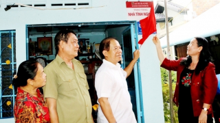 Agribank Bến Tre tài trợ 40 căn nhà tình nghĩa, 2 xe cứu thương cho tỉnh Bến Tre