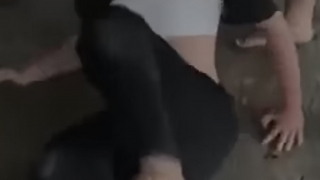 Nữ sinh lớp 7 bị nhóm bạn cùng trường đánh hội đồng