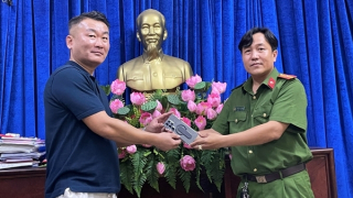 Trao trả tài sản cho người nước ngoài bị cướp giật