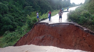 Mưa lũ cuốn trôi đường giao thông ở huyện miền núi Quảng Trị