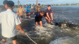 Kịp cứu 2 vợ chồng bị nước lũ cuốn