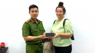 Trả lại chiếc Iphone của du khách Pháp đánh rơi trên xe Grab