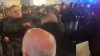 CĐV NewCastle và Dortmund "trao đổi" nắm đấm khiến cảnh sát phải can thiệp