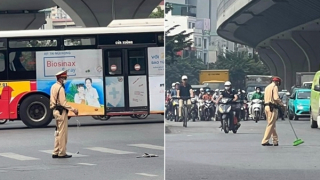 CSGT Hà Nội nhặt đinh rơi vãi trên đường, đảm bảo an toàn giao thông