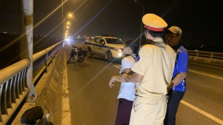 Kịp thời ngăn cản người phụ nữ nhảy cầu Yên Lệnh