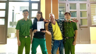 Công an xã tìm lại tài sản cho du khách nước ngoài đánh rơi