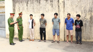 Nhóm công nhân rút hàng của  công ty bán lấy tiền