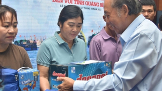 Cùng ngư dân thắp sáng đèn trên biển