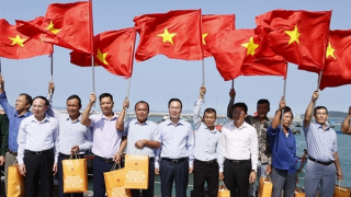 Chủ tịch nước Võ Văn Thưởng thăm quân và dân huyện đảo Cô Tô