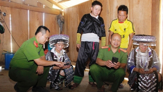 Sắc áo xanh về với bản làng