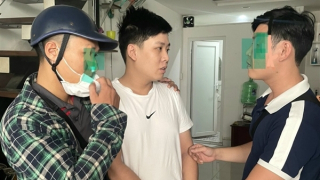 Tên trộm trốn truy nã bị bắt trong lúc dẫn bạn gái về quê