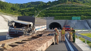 Xe tải tông vào đuôi xe đầu kéo trên cao tốc, 2 người thương vong