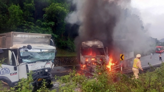 Sau va chạm, ôtô tải biến thành quầng lửa trên đường