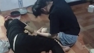 Tranh cãi với bạn, cô gái trẻ tự đâm vào bụng tử vong?