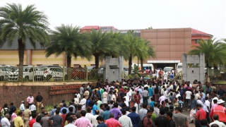 Bom phát nổ giữa hội nghị tại Ấn Độ gây nhiều thương vong