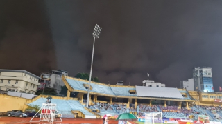 Trận đấu Hải Phòng và Hà Nội FC gián đoạn 30 phút vì sự cố