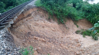 Khắc phục sự cố sạt lở đất đá tuyến đường sắt Bắc - Nam đoạn qua huyện Vũ Quang