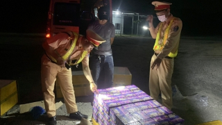 Ém gần trăm hộp pháo hoa trên xe khách