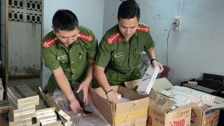 Ém 13.000 bao thuốc lá lậu trong các thùng bột giặt, dầu xả