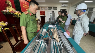 Xử phạt nam thanh niên “ém” nhiều đạn, đao kiếm, côn ba khúc