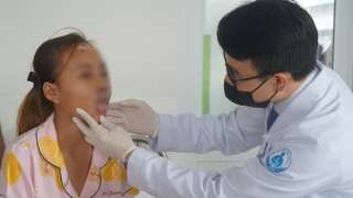 Chạy xe máy khi chưa đủ tuổi, bé gái gặp tai nạn nghiêm trọng