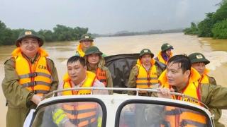 Lũ biến hàng loạt làng, xã thành ốc đảo, Công an chạy ca nô ứng cứu dân