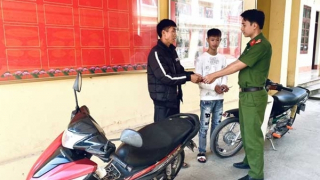 Trao trả 2 xe mô tô bị mất trộm cho người dân