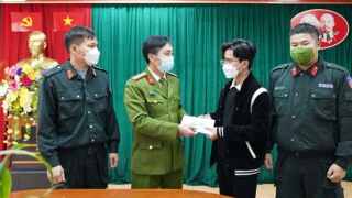 Máu đào thấm đẫm màu cờ