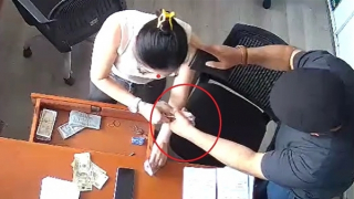 Hai đối tượng người nước ngoài vào đại lý bia lừa đổi tiền