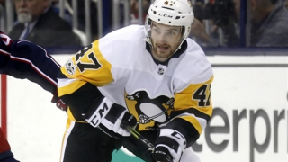 Vận động viên khúc côn cầu bị bị lưỡi giày trượt băng cứa cổ, tử vong