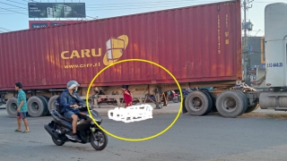 Xe đầu kéo ôm cua vào KCN, tông người phụ nữ đi xe đạp tử vong