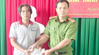 Người đàn ông làm thuê cảm kích khi nhận lại ví tiền từ Công an