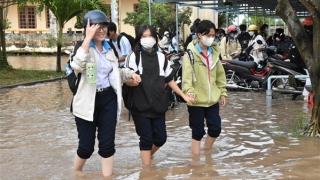 Ngôi trường thường xuyên ngập trong nước do triều cường