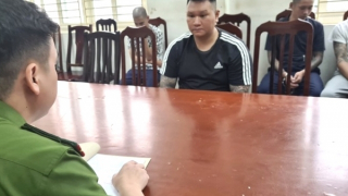 Cho vay tín dụng đen với hình thức ép con nợ viết giấy mua điện thoại trả góp