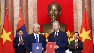 Chủ tịch nước Võ Văn Thưởng và Tổng thống Mông Cổ chứng kiến Lễ ký kết các văn bản hợp tác