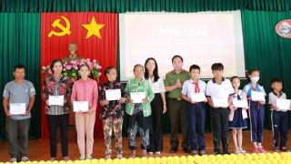 Báo CAND tặng quà cho gia đình chính sách, học sinh nghèo quê hương Đất Đỏ anh hùng