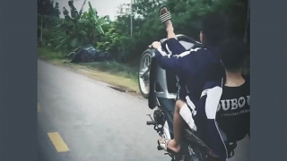 Biểu diễn rồi tung clip “bốc đầu lại còn vắt chân”, nam thanh niên bị khởi tố