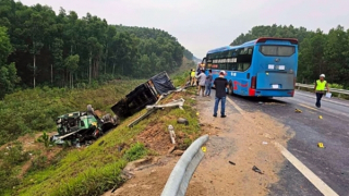 Xe khách phóng nhanh đâm xe con đang dừng hỗ trợ cứu nạn trên cao tốc