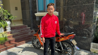 Triệu tập nam thanh niên bốc đầu xe máy rồi khoe “chiến tích” trên mạng