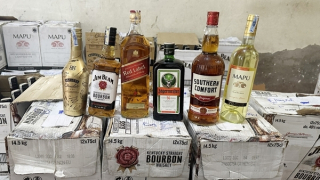 Gần 1.000 chai rượu ngoại nhập lậu theo xe tải từ Nam ra Bắc