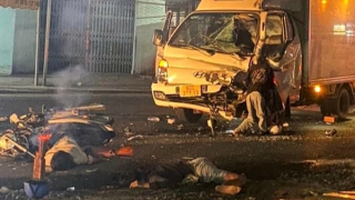 Xe máy kẹp 4 tông trực diện xe tải, 3 người tử vong