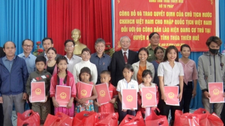 Để công dân Lào nhập quốc tịch Việt Nam "an cư"