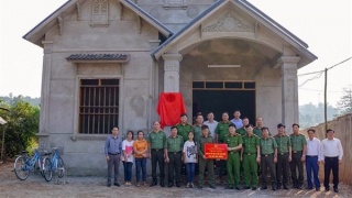 Trao tặng nhà tình nghĩa cho cán bộ Công an viên bán chuyên trách