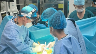 Đặt máy tạo nhịp tim ngay tại phòng sinh, cứu sống bé sơ sinh bị tim bẩm sinh nặng