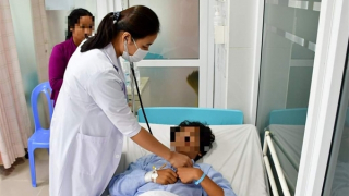 Thiếu niên 15 tuổi bị xương cá đâm thủng túi thừa Meckel