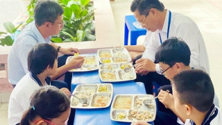 Phụ huynh lo ngại thực phẩm “bẩn” xâm nhập học đường