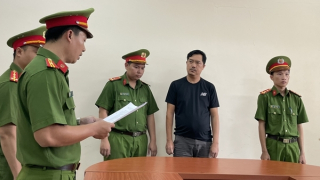 Triệt phá đường dây buôn lậu điện thoại di động, máy tính trị giá 300 tỷ đồng