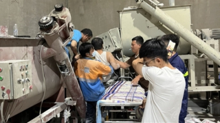 Cảnh sát giải cứu công nhân bị máy trộn bê tông cuốn chân