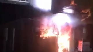 Trèo sang mái nhà hàng xóm, 2 vợ chồng thoát chết trong đám cháy quán trà sữa